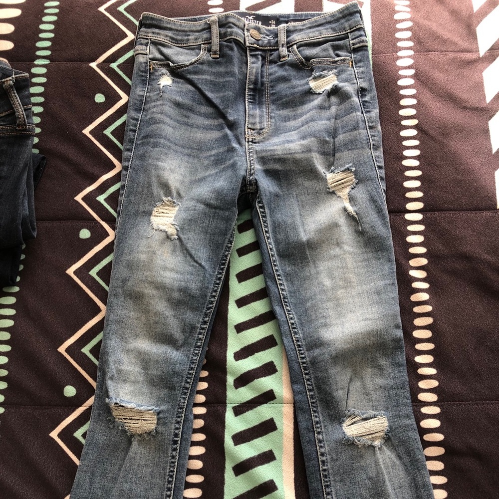 LIGHT WASH HOLLISTER HIGH RISE JEANS - Picture 3 of 3
